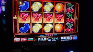 Layar perangkat mobile dengan platform pertaslot menampilkan taruhan sportsbook dan casino online